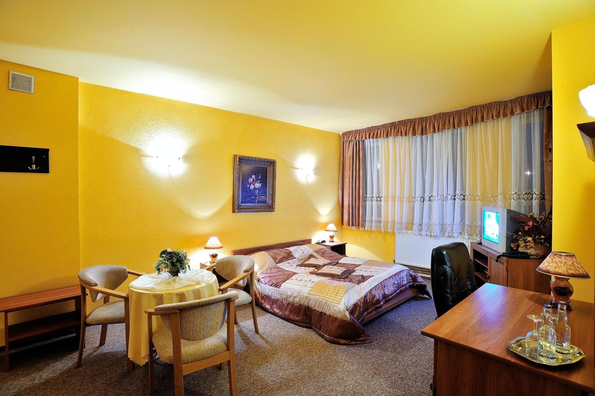Hotel Restauracja Twist 크로스노 외부 사진
