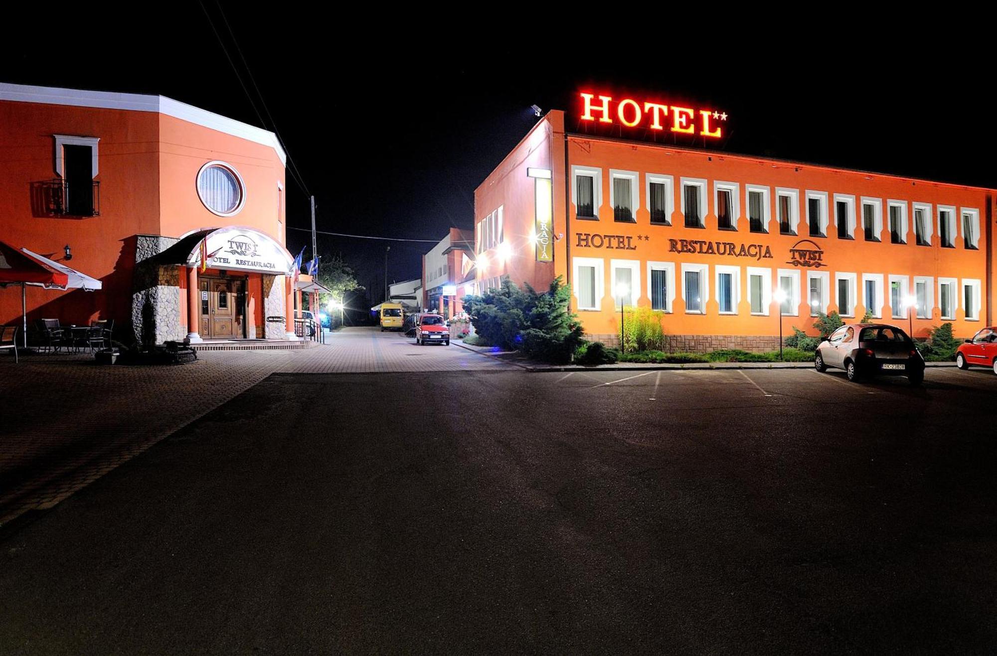 Hotel Restauracja Twist 크로스노 외부 사진
